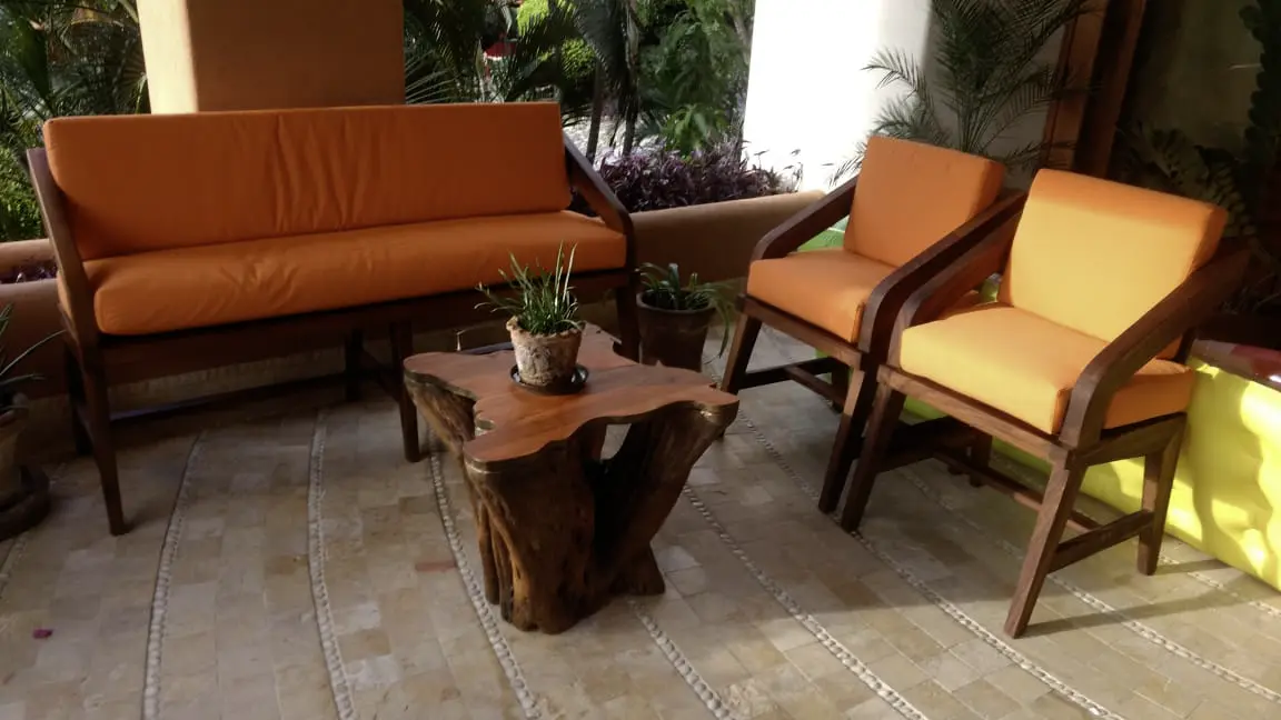 Sitting area - click to enlarge Entrance