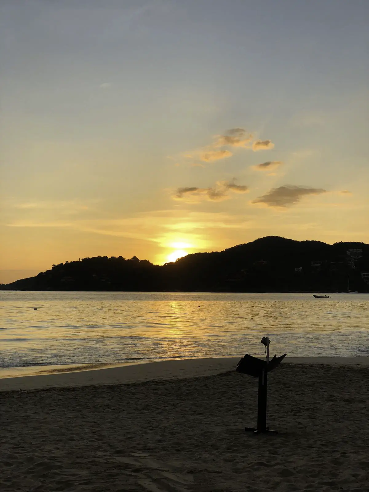 La Ropa Beach sunset - click to enlarge Interior
