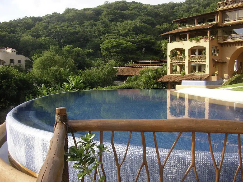 Infinity pool - click to enlarge Poolside dining